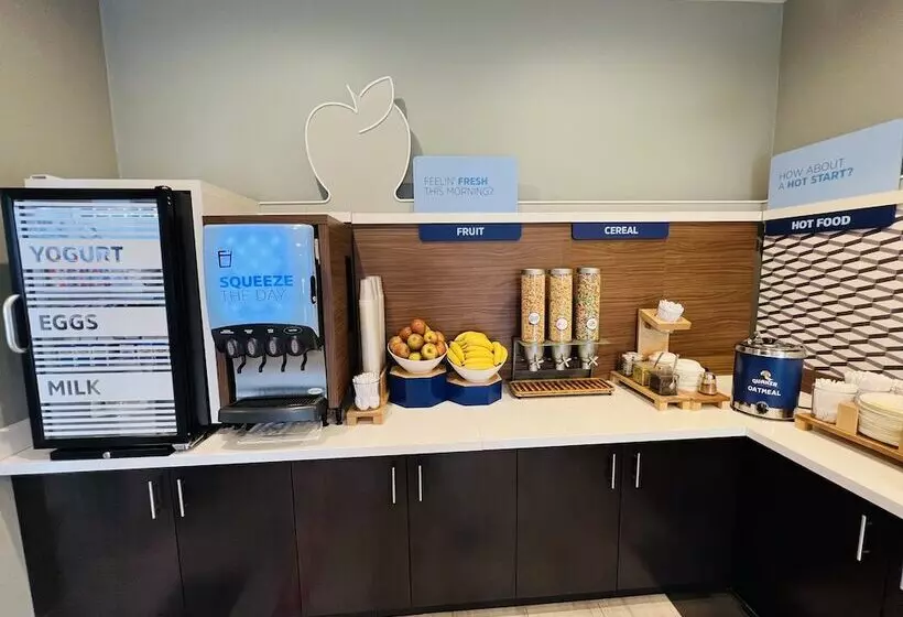 Отель Holiday Inn Express & Suites Salinas, An Ihg