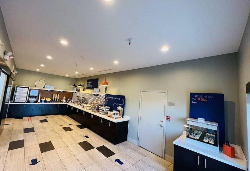 Отель Holiday Inn Express & Suites Salinas, An Ihg