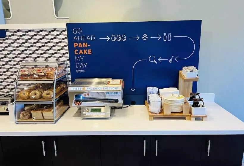 Отель Holiday Inn Express & Suites Salinas, An Ihg