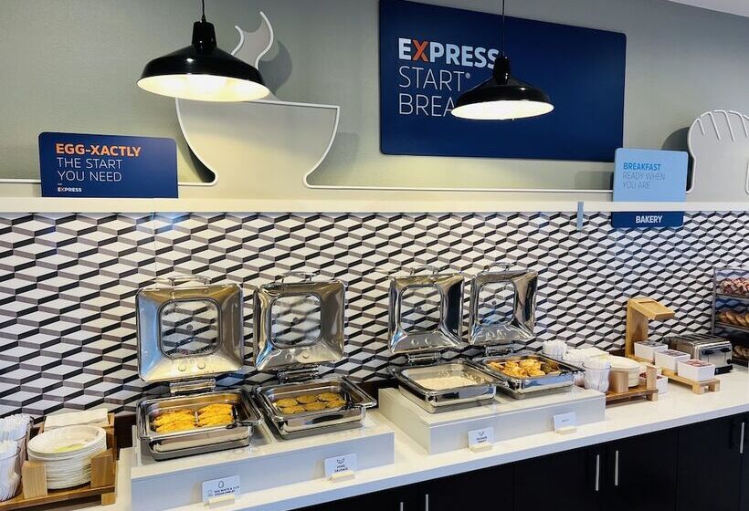 Отель Holiday Inn Express & Suites Salinas, An Ihg