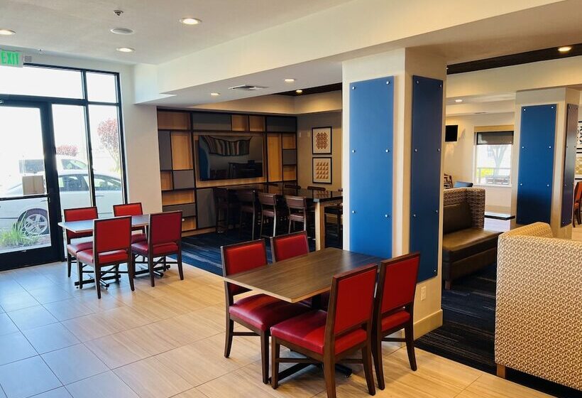 Отель Holiday Inn Express & Suites Salinas, An Ihg