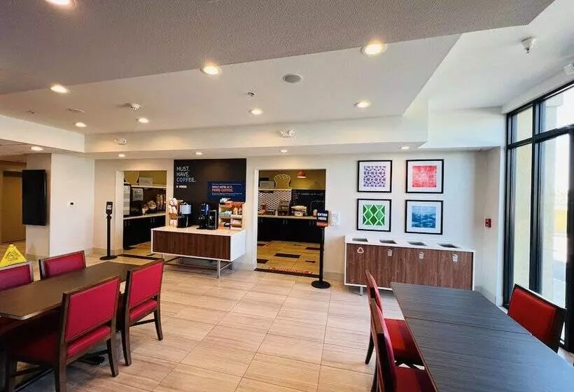 Отель Holiday Inn Express & Suites Salinas, An Ihg