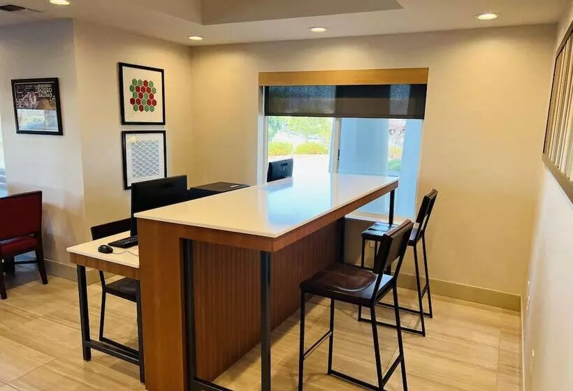 Отель Holiday Inn Express & Suites Salinas, An Ihg