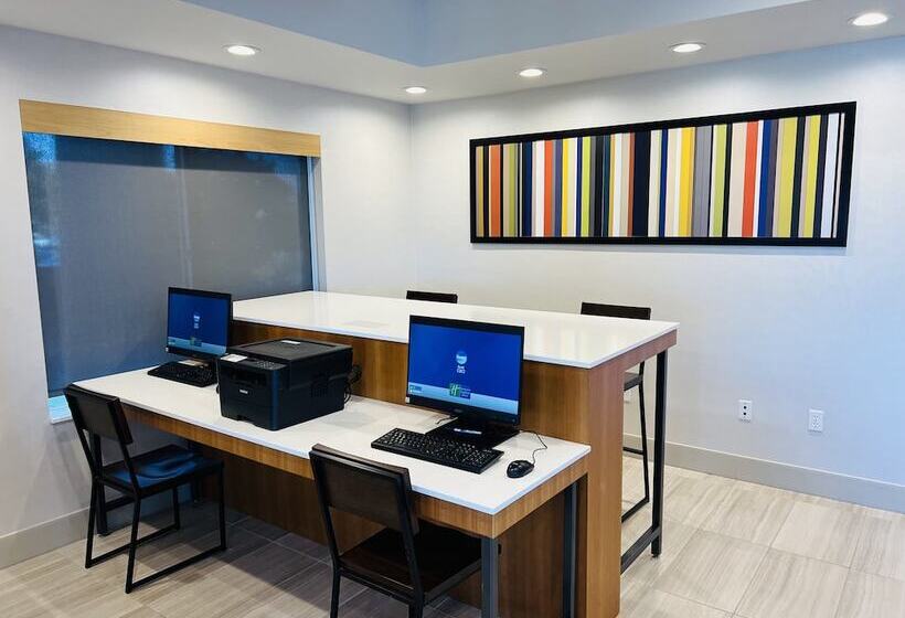 Отель Holiday Inn Express & Suites Salinas, An Ihg