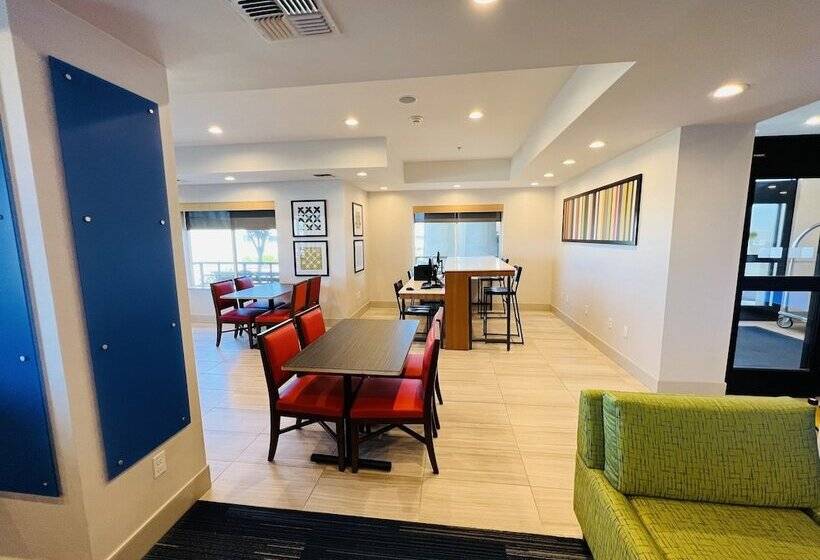 Отель Holiday Inn Express & Suites Salinas, An Ihg