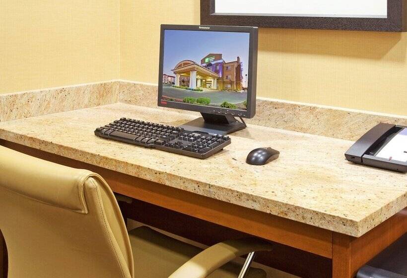 Отель Holiday Inn Express & Suites Salinas, An Ihg