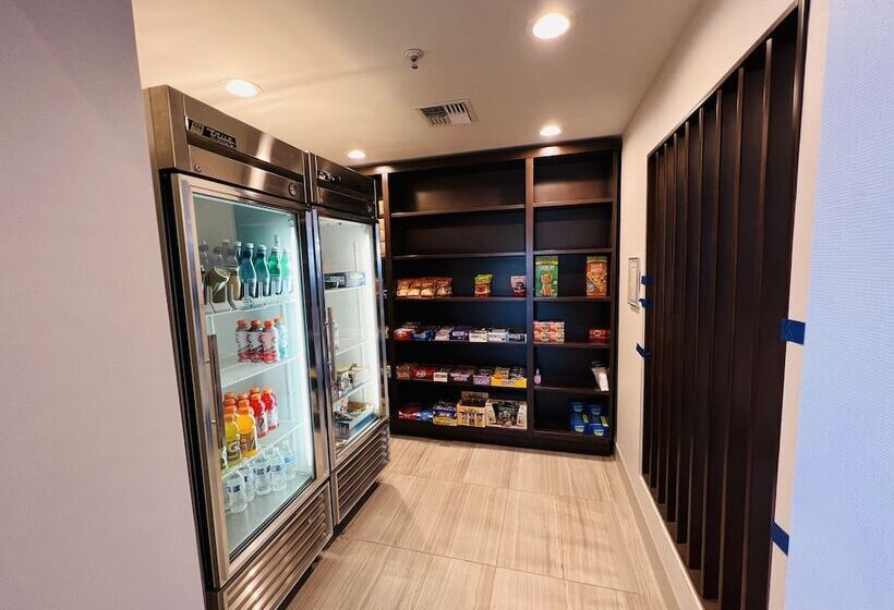 Отель Holiday Inn Express & Suites Salinas, An Ihg