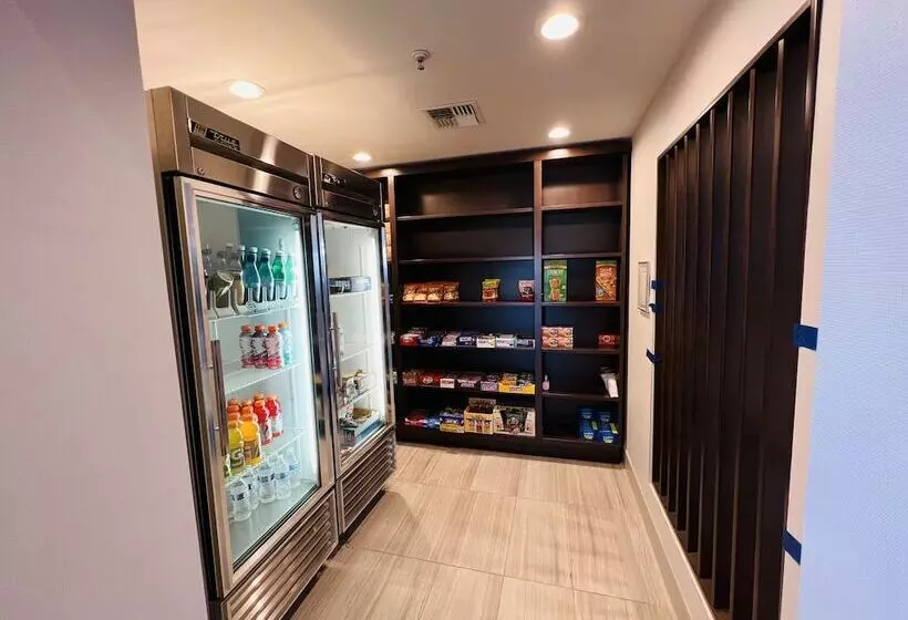 Отель Holiday Inn Express & Suites Salinas, An Ihg