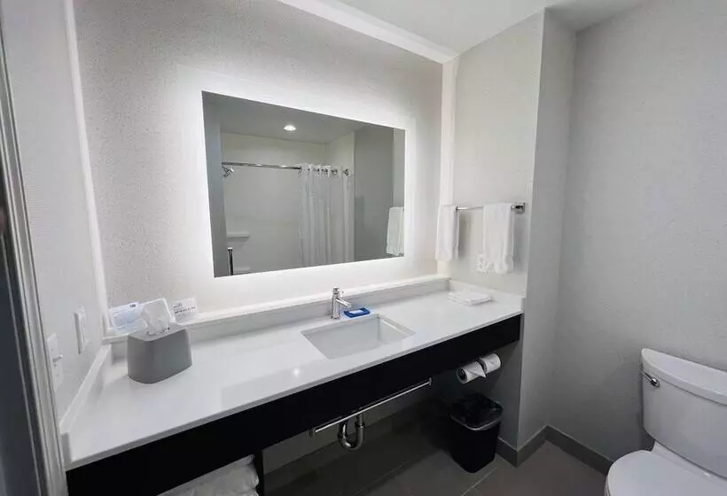 Отель Holiday Inn Express & Suites Salinas, An Ihg