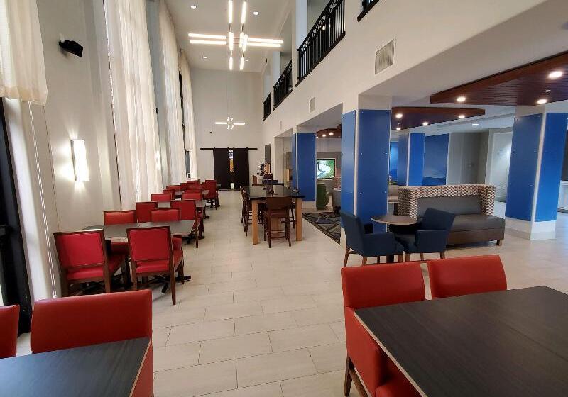 בית מלון כפרי Holiday Inn Express & Suites Phoenix Glendale Dist, An Ihg