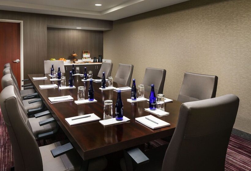 Отель Courtyard Chicago Bloomingdale