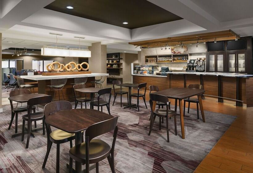 Отель Courtyard Chicago Bloomingdale