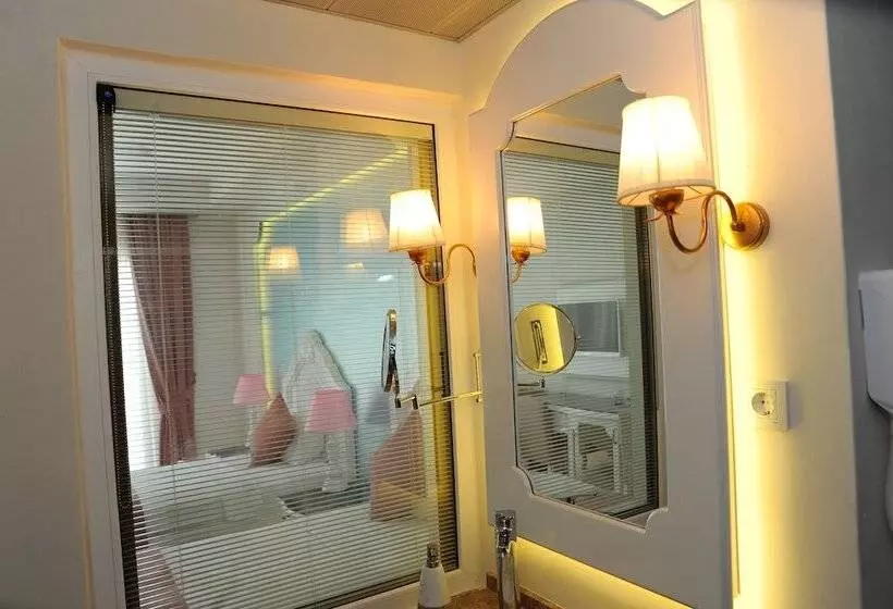 Hotel Montebello Deluxe