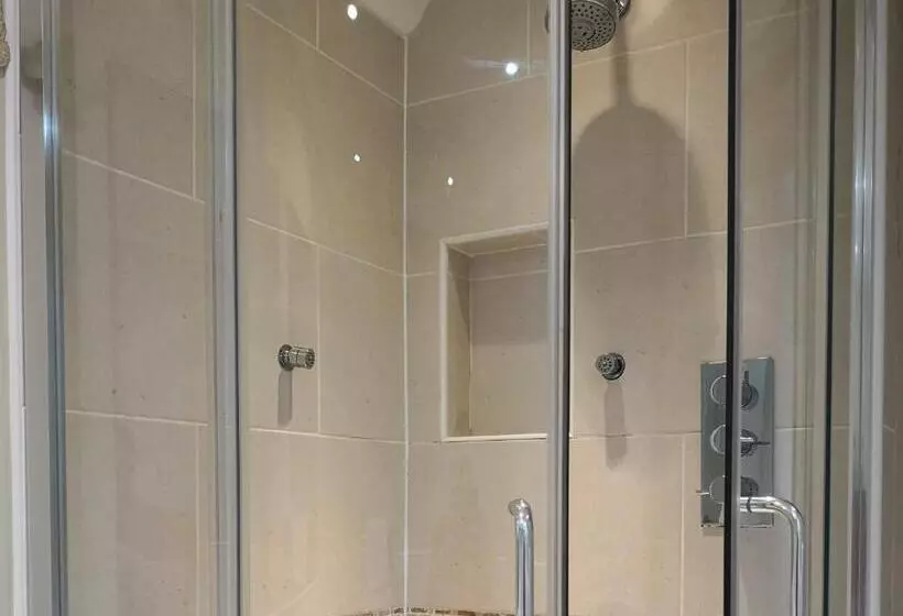 هتل The Commercial Bar &