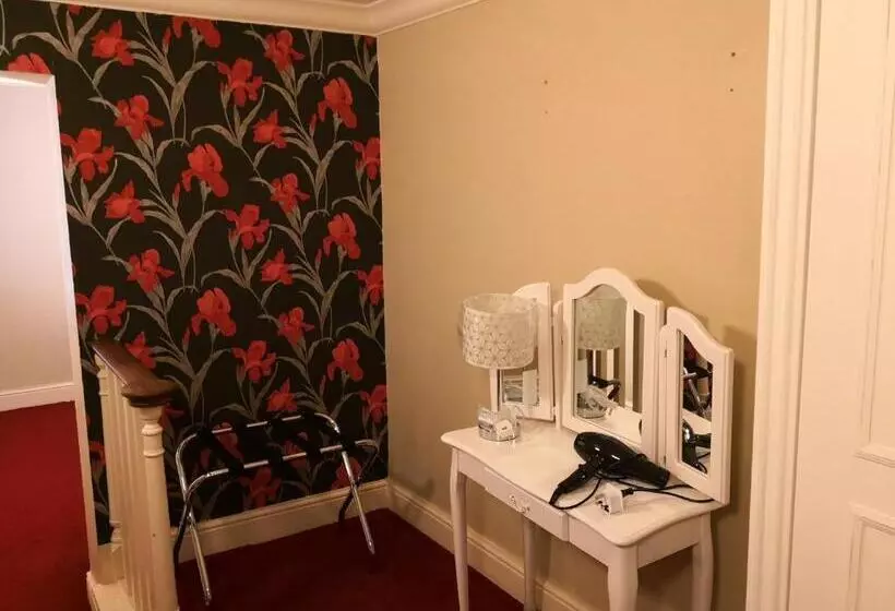 هتل The Commercial Bar &