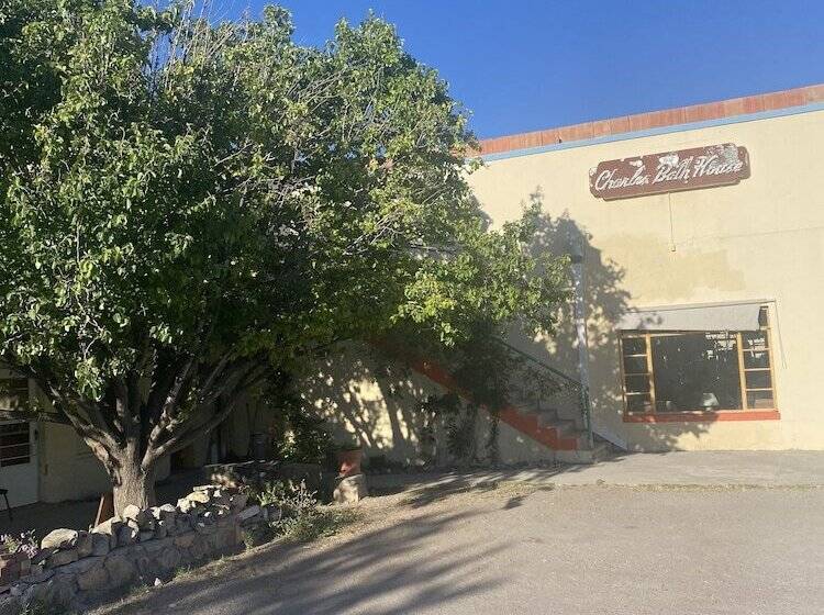 מוטל Charles Hotsprings