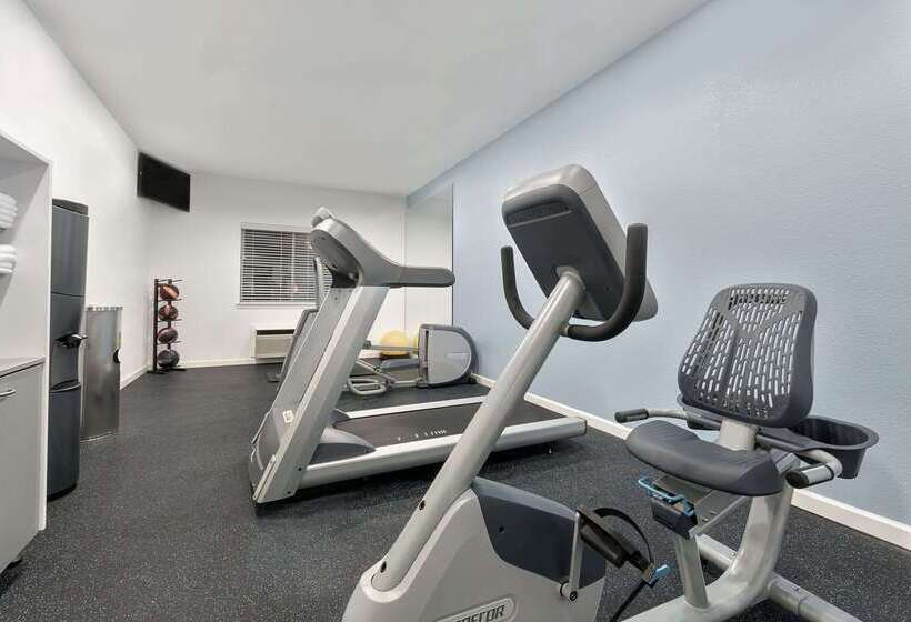 בית מלון כפרי Days Inn & Suites By Wyndham Dallas