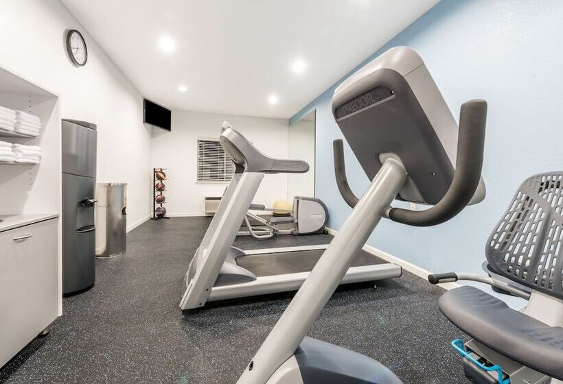 בית מלון כפרי Days Inn & Suites By Wyndham Dallas