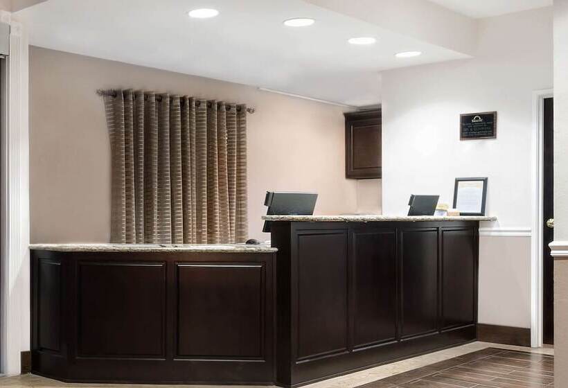 בית מלון כפרי Days Inn & Suites By Wyndham Dallas