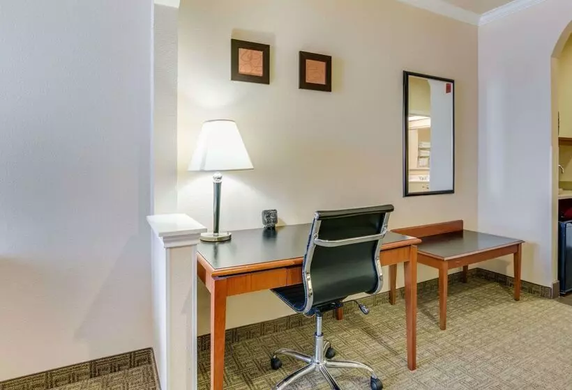 Hotelli Comfort Suites Deer Park Pasadena