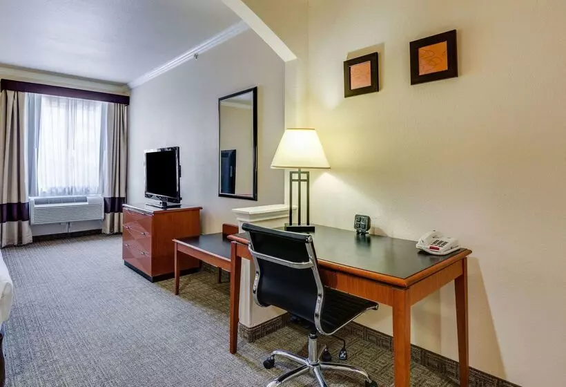 Hotelli Comfort Suites Deer Park Pasadena