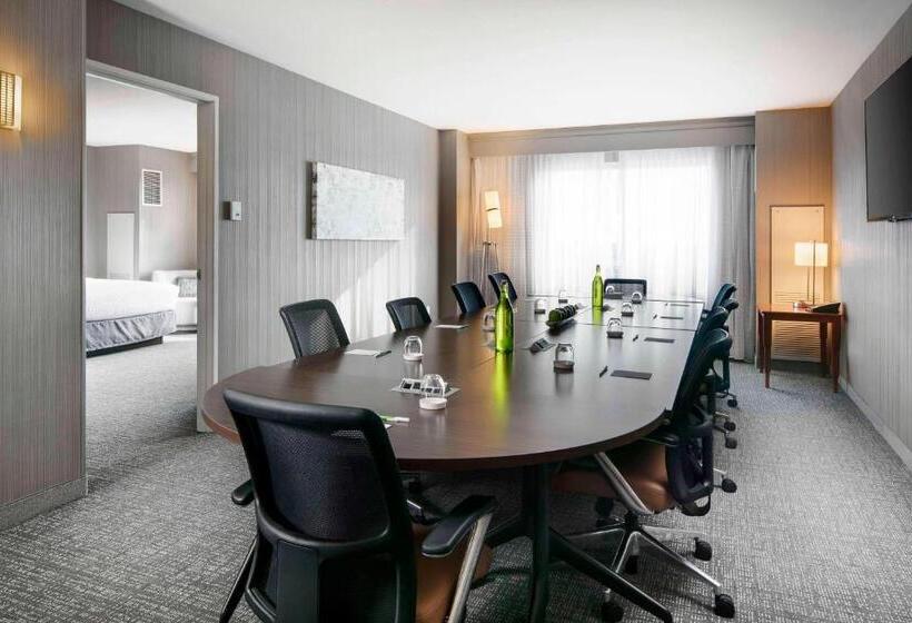 هتل Courtyard Indianapolis Downtown