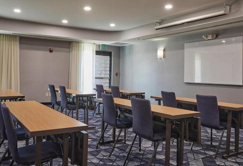 فندق Courtyard Medford Airport