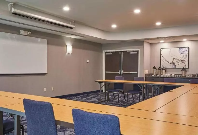 فندق Courtyard Medford Airport