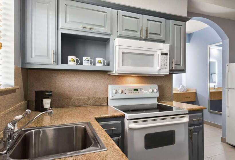 هتل Days Inn & Suites By Wyndham Houston Hobby Airport