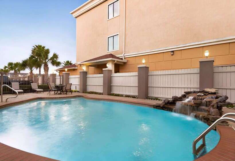 هتل Days Inn & Suites By Wyndham Houston Hobby Airport