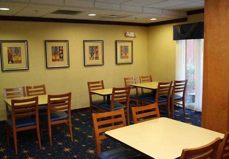 בית מלון כפרי Fairfield Inn & Suites Greensboro Wendover