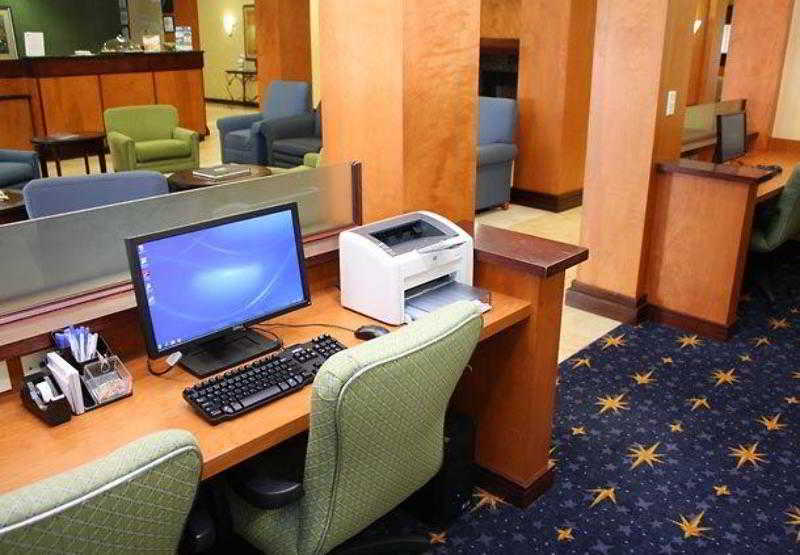 בית מלון כפרי Fairfield Inn & Suites Greensboro Wendover