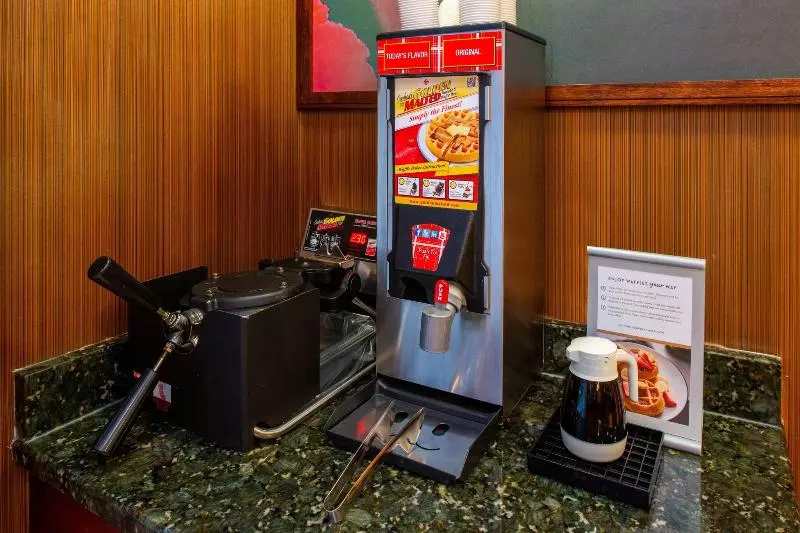 هتل Fairfield Inn & Suites Greensboro Wendover