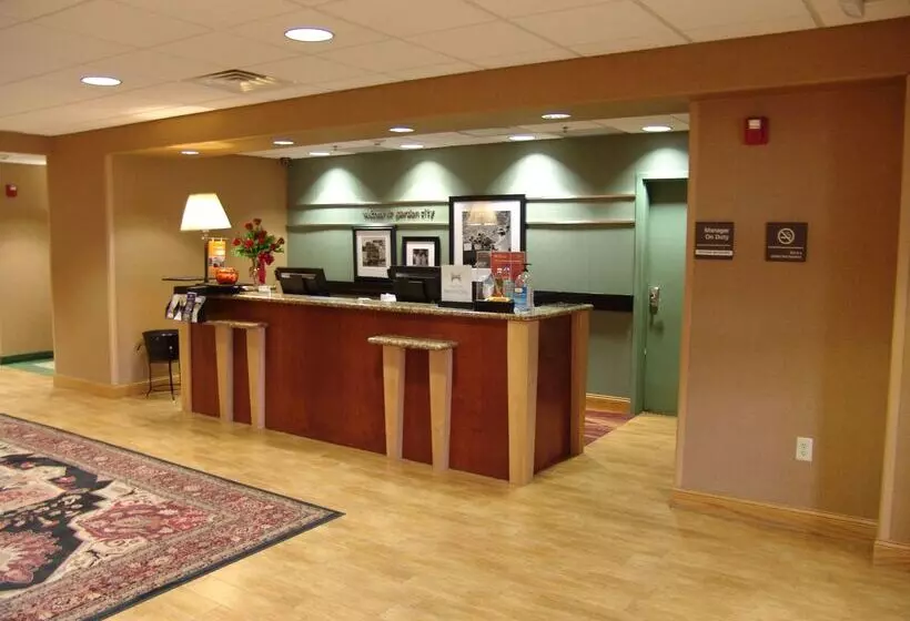 هتل Hampton Inn Garden City
