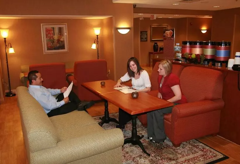 هتل Hampton Inn Garden City