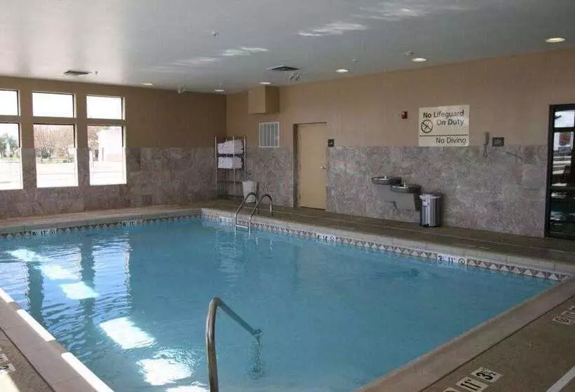 هتل Hampton Inn Garden City