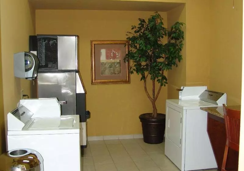 هتل Hampton Inn Garden City