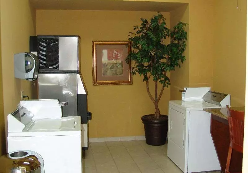 هتل Hampton Inn Garden City