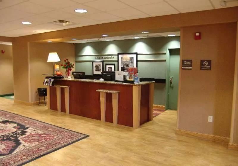 هتل Hampton Inn Garden City