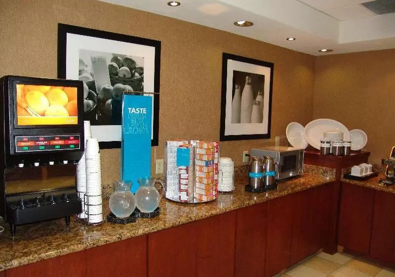 هتل Hampton Inn Garden City