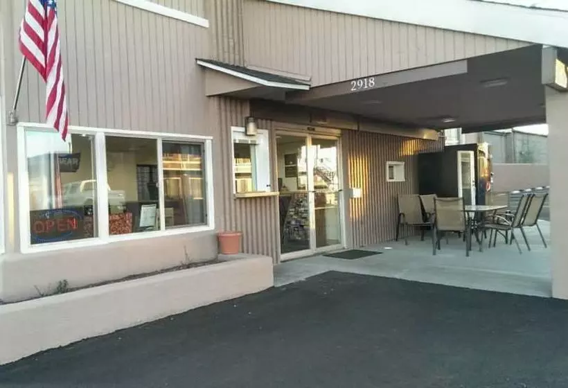 ホテル Travelodge By Wyndham Flagstaff Near I40