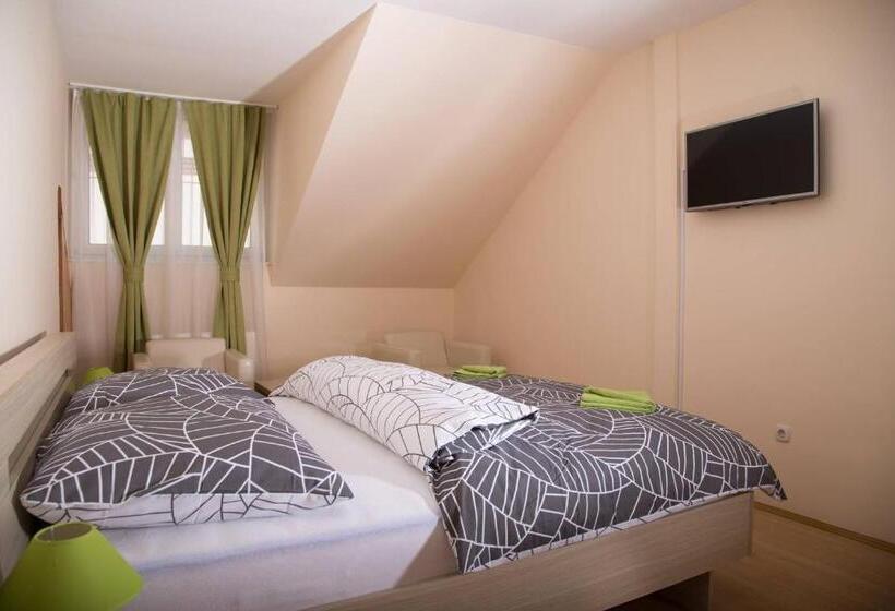 בית מלון כפרי Bartók Tér Panzió