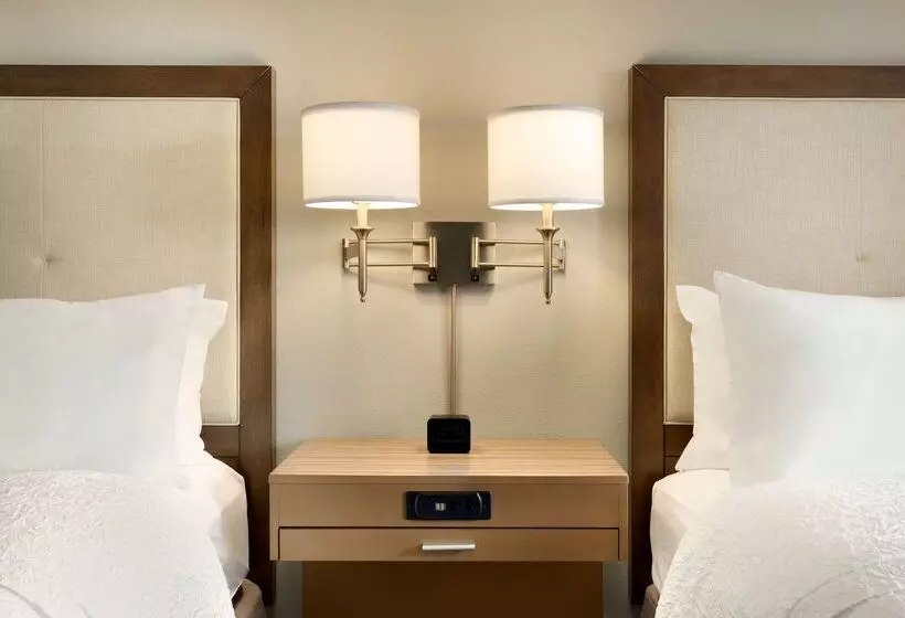 Отель Hampton Inn & Suites Largo