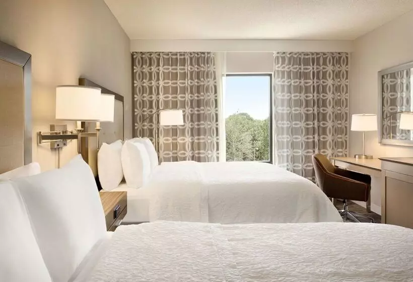 Отель Hampton Inn & Suites Largo