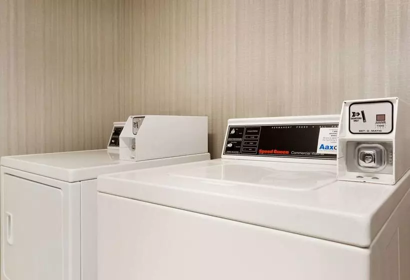 Отель Hampton Inn & Suites Largo