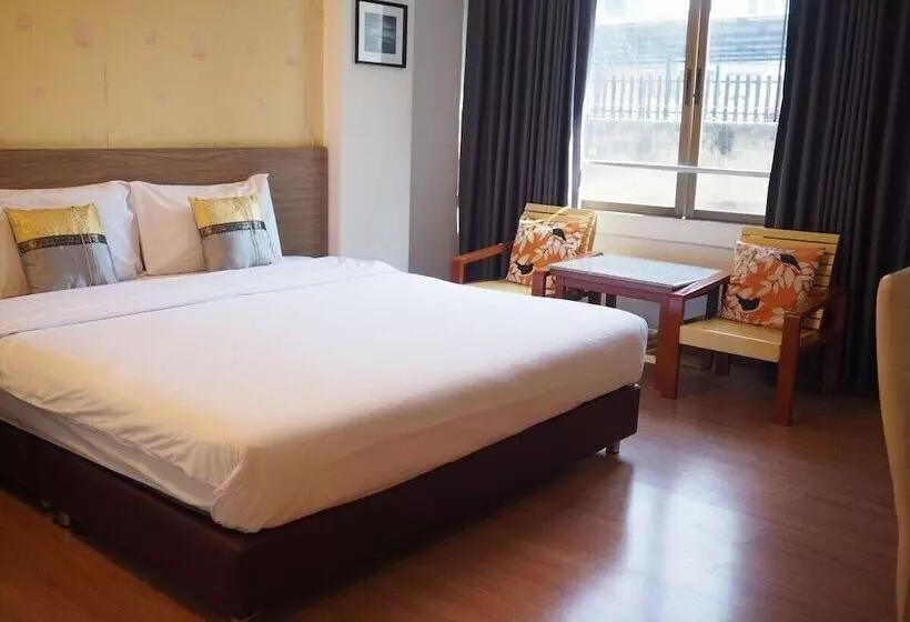 Hotel Crown Bts Nana