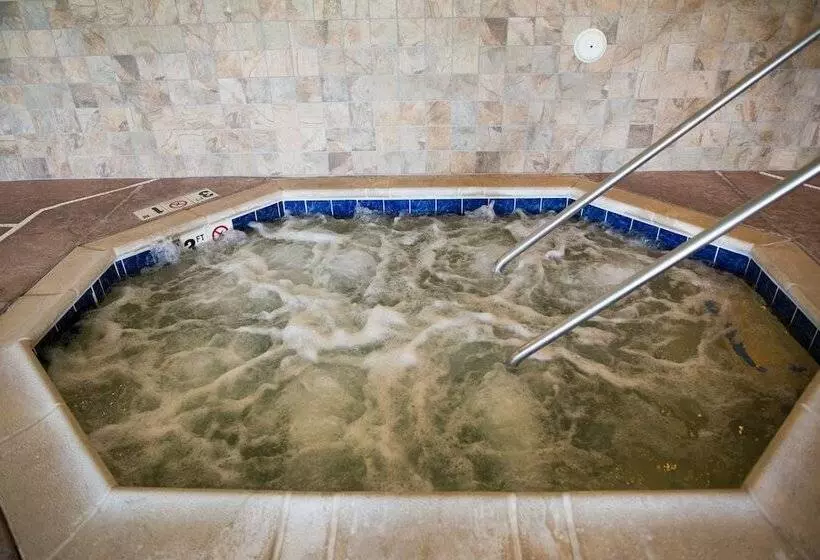 Holiday Inn Express Hotel & Suites Northwood By Ihg