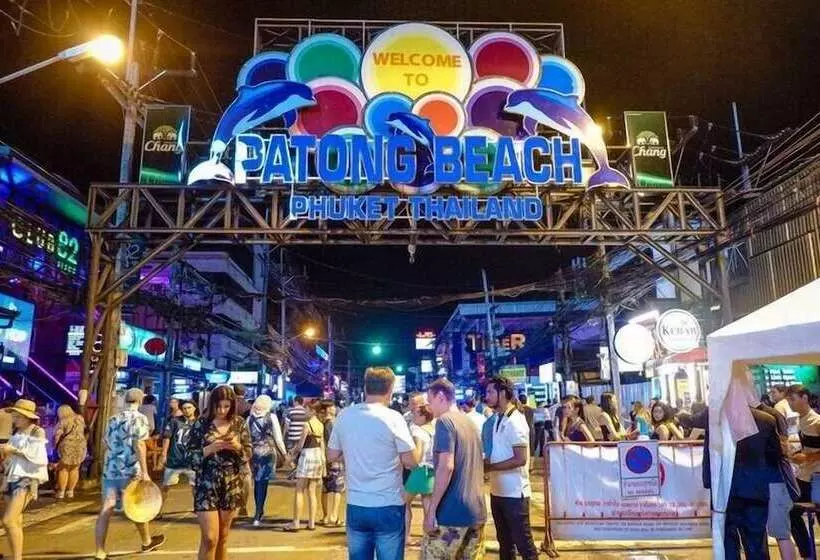 فندق Royal Phawadee Village Patong   2 Minutes Walk To The Beach