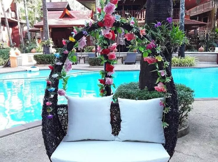 فندق Royal Phawadee Village Patong   2 Minutes Walk To The Beach