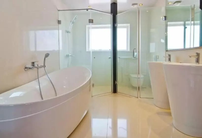 هتل White Pearl Suites